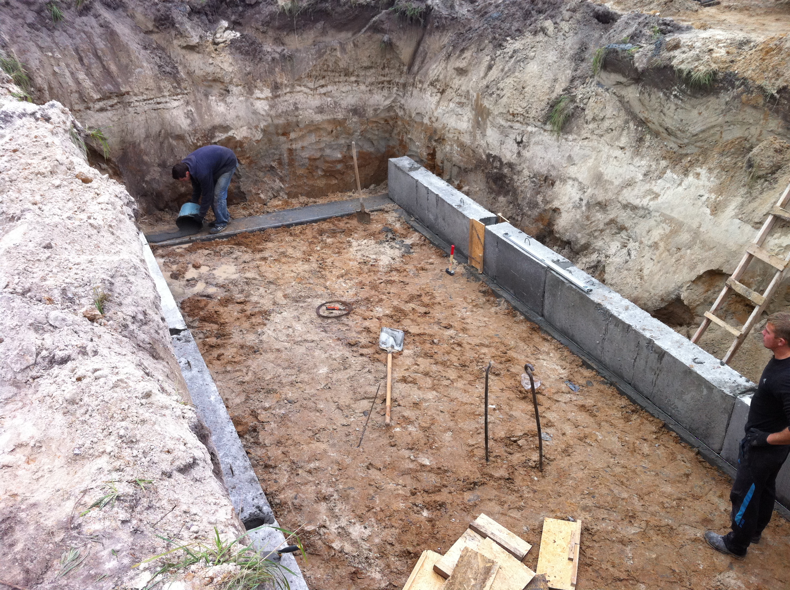 заливка фундамента подвала в котловане на даче