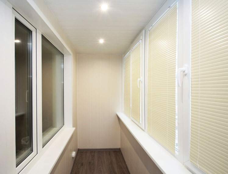 Отделка пластиковыми панелями на балконе